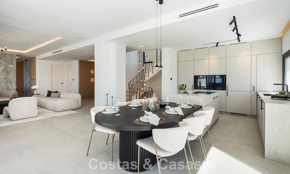 Spacious villa with luxurious Mediterranean architecture for sale, bordering the golf course in Marbella - Benahavis 779654