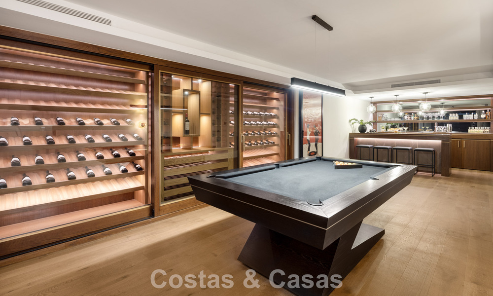 Spacious villa with luxurious Mediterranean architecture for sale, bordering the golf course in Marbella - Benahavis 779674