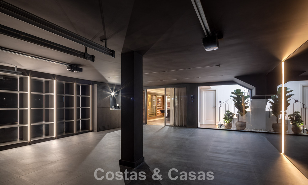Spacious villa with luxurious Mediterranean architecture for sale, bordering the golf course in Marbella - Benahavis 779675