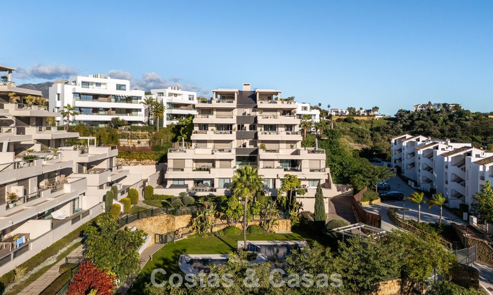 Contemporary apartment with panoramic golf and sea views for sale in Marbella - Benahavis 779780