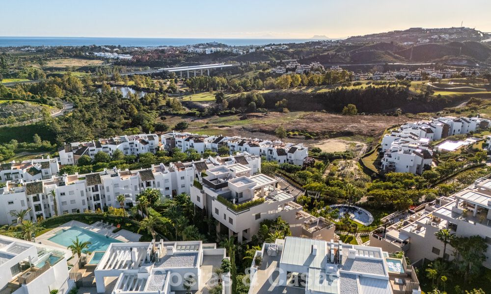 Contemporary apartment with panoramic golf and sea views for sale in Marbella - Benahavis 779782