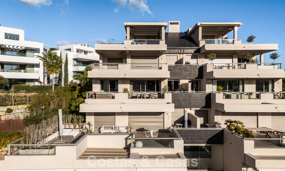 Contemporary apartment with panoramic golf and sea views for sale in Marbella - Benahavis 779783