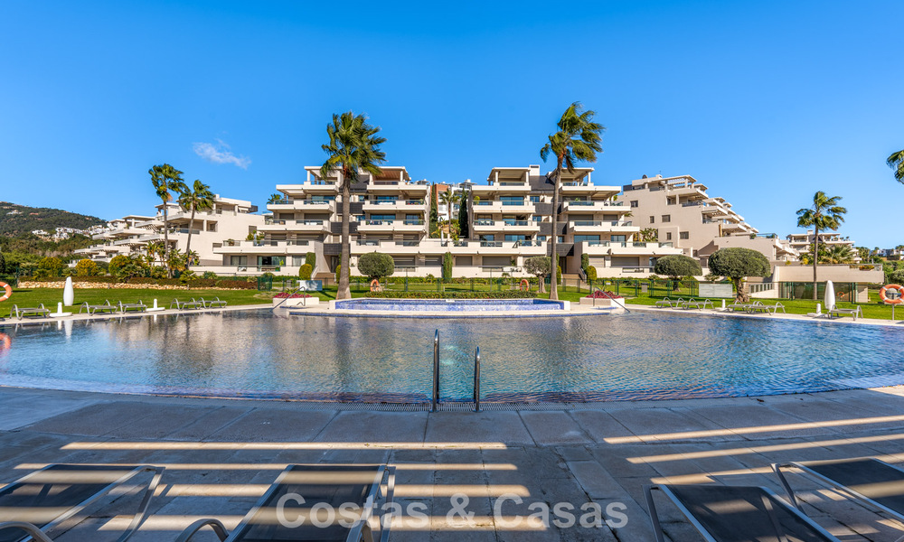 Contemporary apartment with panoramic golf and sea views for sale in Marbella - Benahavis 779784