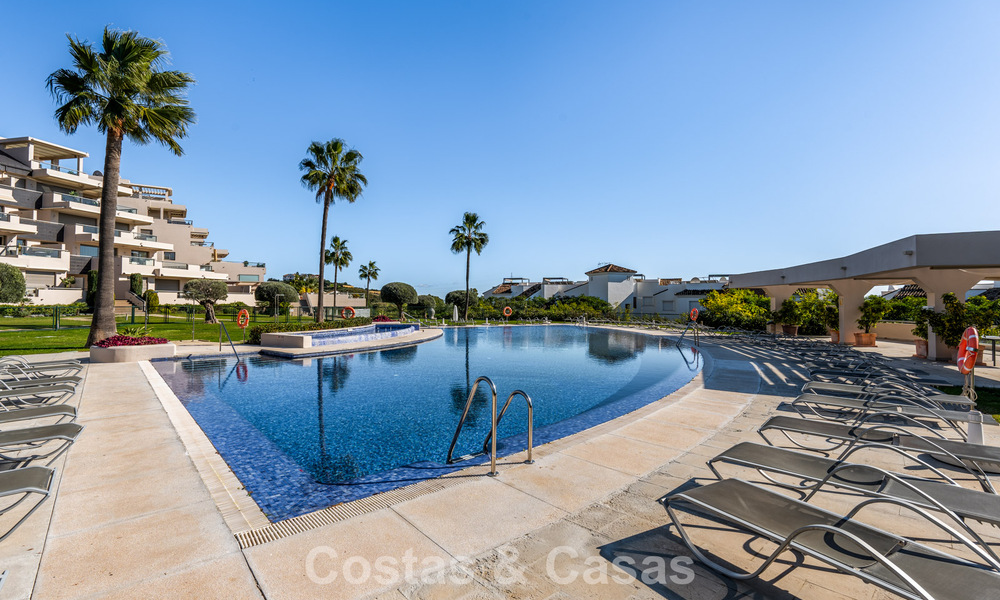 Contemporary apartment with panoramic golf and sea views for sale in Marbella - Benahavis 779785
