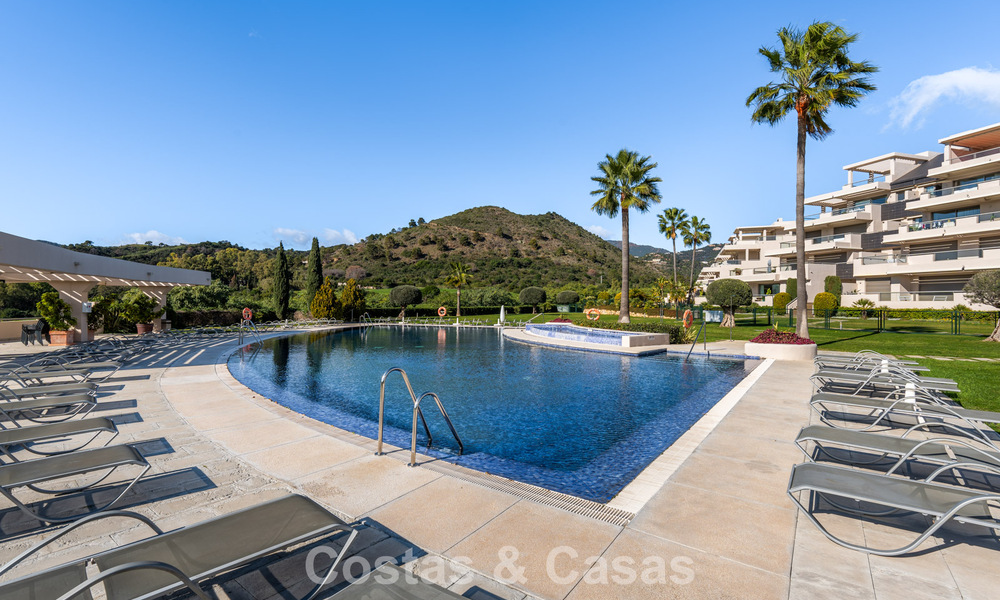 Contemporary apartment with panoramic golf and sea views for sale in Marbella - Benahavis 779786