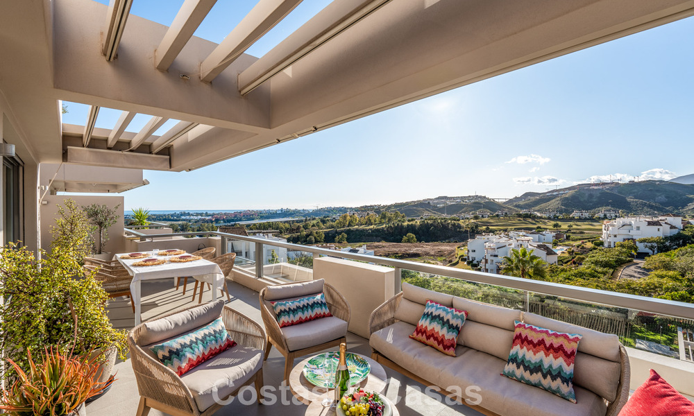 Contemporary apartment with panoramic golf and sea views for sale in Marbella - Benahavis 779798