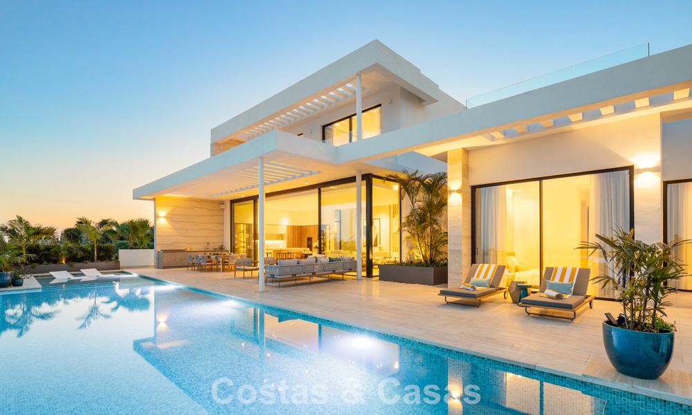 High-end luxury villa with panoramic views for sale in a golf resort on the Golden Mile in Benahavis - Marbella 780112