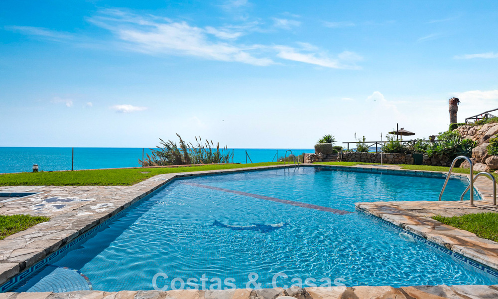 Townhouse for sale with sea views in a frontline beach complex close to Estepona centre 780568