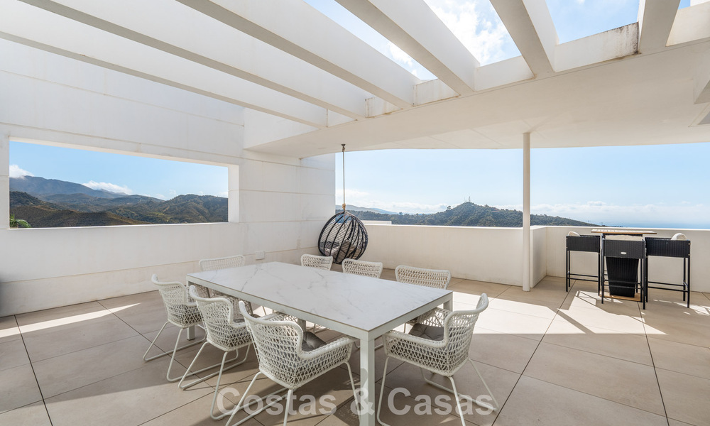 Move-in ready, modern-sleek penthouse with panoramic sea views for sale, in a luxury resort near Marbella town 780757