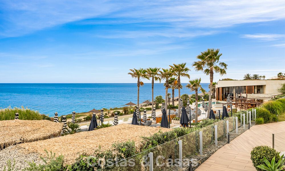 Luxurious, modern apartment with sea views for sale directly on the beach in Estepona, Costa del Sol 780805