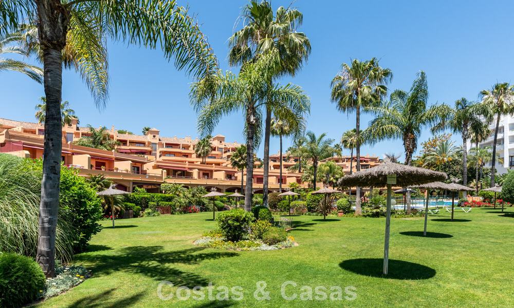 Move-in ready beach apartment with stunning sea views for sale in the western part of Estepona 781086
