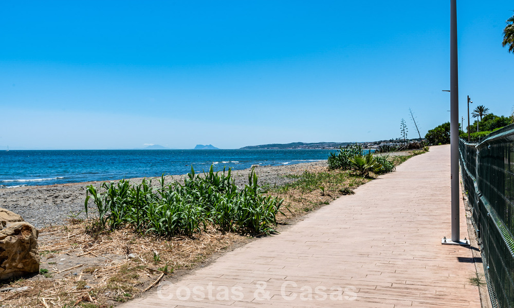 Move-in ready beach apartment with stunning sea views for sale in the western part of Estepona 781087