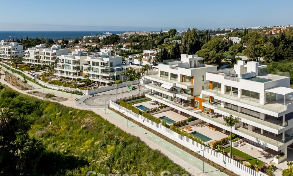 Superior triplex apartment with private garden and pool for sale in the centre of Marbella's Golden Mile 781468