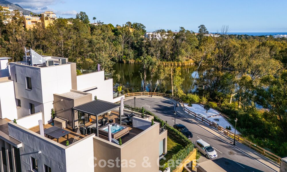 Move-in ready, modern penthouse in a lakeside complex with panoramic views for sale in Nueva Andalucia, Marbella 781560