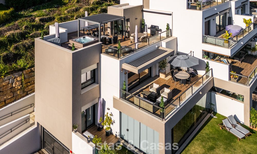 Move-in ready, modern penthouse in a lakeside complex with panoramic views for sale in Nueva Andalucia, Marbella 781561
