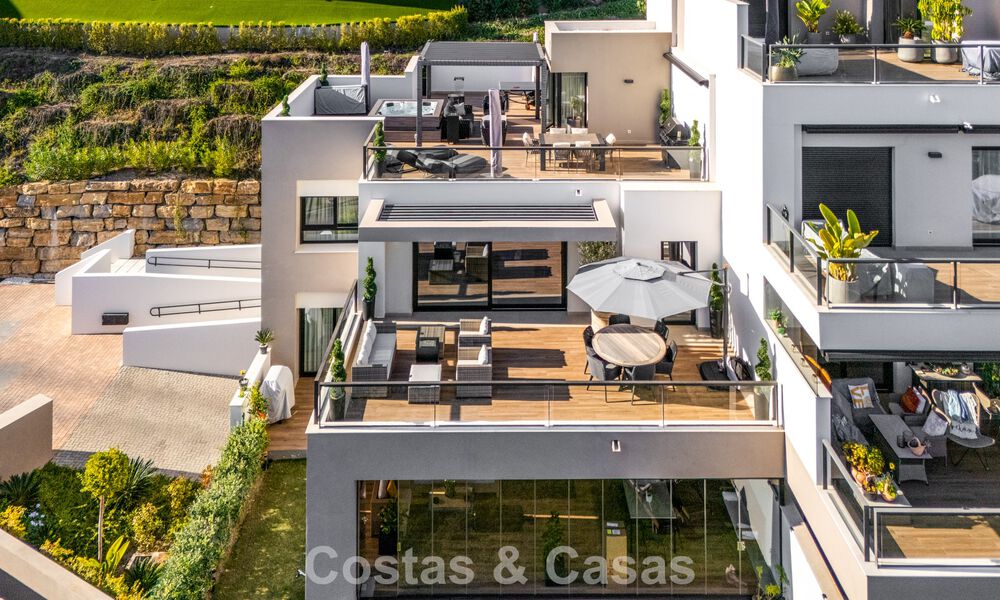Move-in ready, modern penthouse in a lakeside complex with panoramic views for sale in Nueva Andalucia, Marbella 781562
