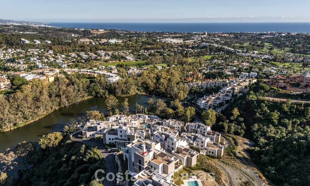 Move-in ready, modern penthouse in a lakeside complex with panoramic views for sale in Nueva Andalucia, Marbella 781563