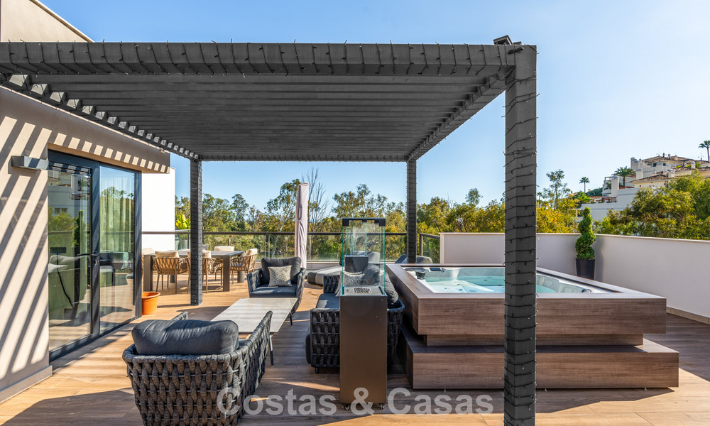 Move-in ready, modern penthouse in a lakeside complex with panoramic views for sale in Nueva Andalucia, Marbella 781573