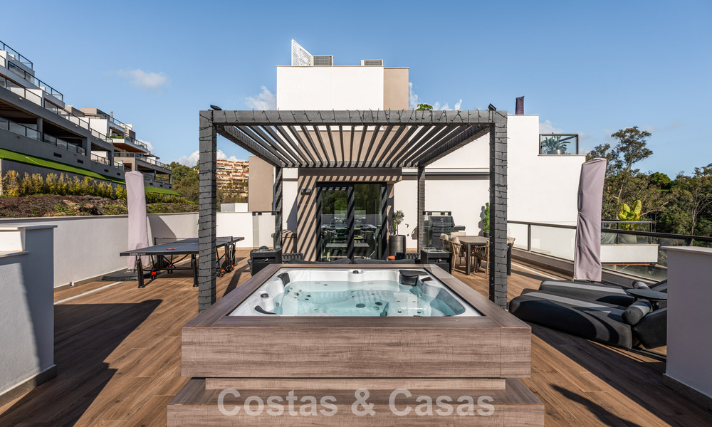 Move-in ready, modern penthouse in a lakeside complex with panoramic views for sale in Nueva Andalucia, Marbella 781574