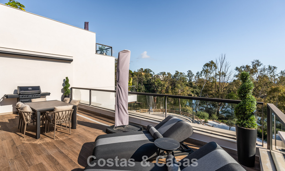 Move-in ready, modern penthouse in a lakeside complex with panoramic views for sale in Nueva Andalucia, Marbella 781575