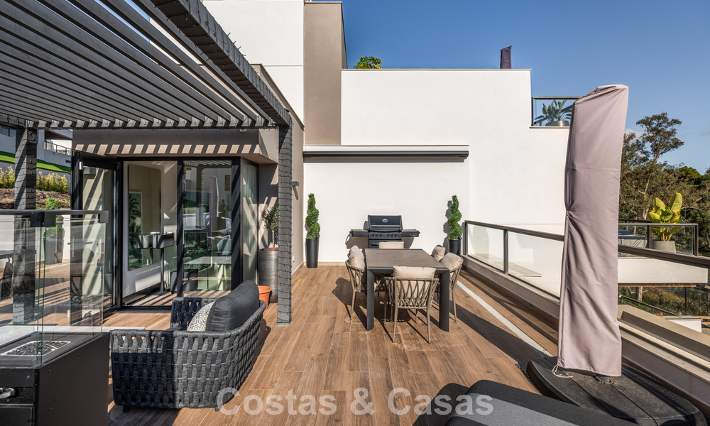 Move-in ready, modern penthouse in a lakeside complex with panoramic views for sale in Nueva Andalucia, Marbella 781576