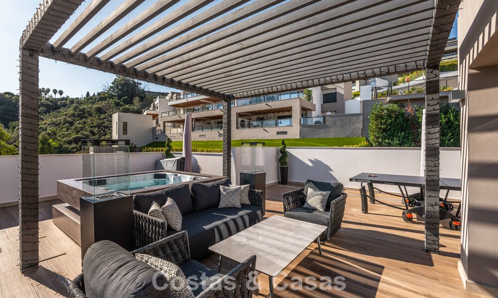 Move-in ready, modern penthouse in a lakeside complex with panoramic views for sale in Nueva Andalucia, Marbella 781577