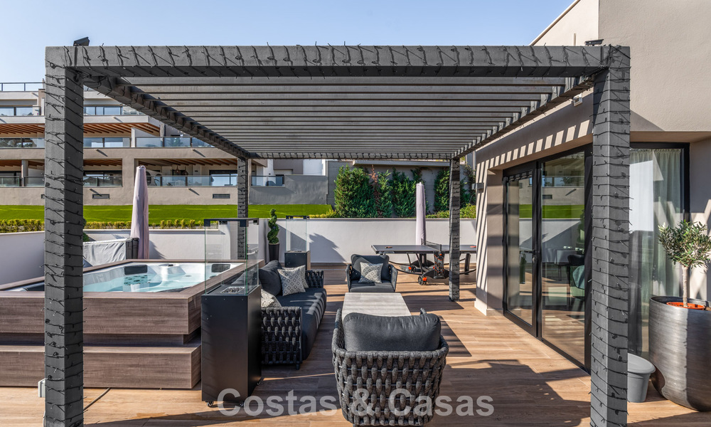Move-in ready, modern penthouse in a lakeside complex with panoramic views for sale in Nueva Andalucia, Marbella 781578
