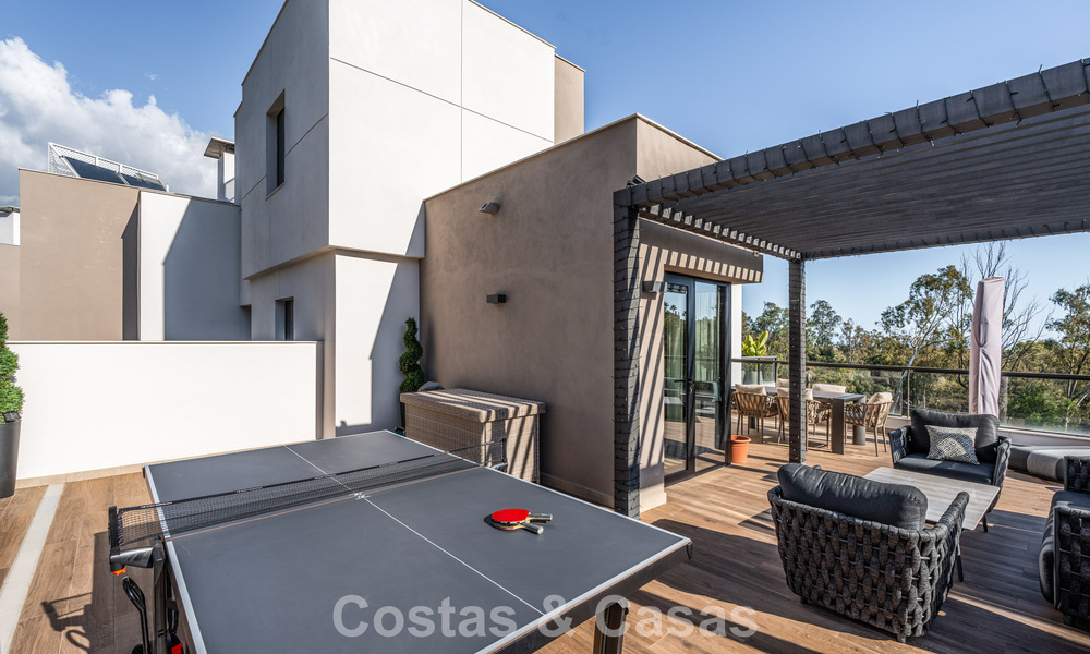 Move-in ready, modern penthouse in a lakeside complex with panoramic views for sale in Nueva Andalucia, Marbella 781579