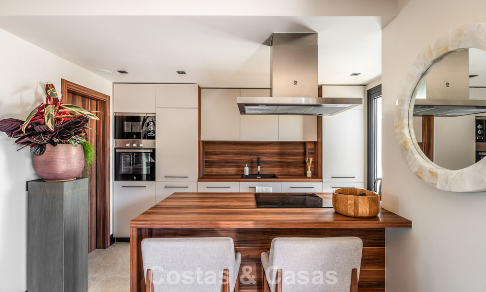 Move-in ready, modern penthouse in a lakeside complex with panoramic views for sale in Nueva Andalucia, Marbella 781580