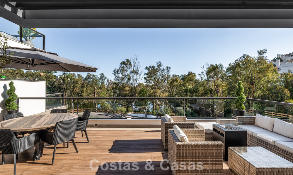 Move-in ready, modern penthouse in a lakeside complex with panoramic views for sale in Nueva Andalucia, Marbella 781583