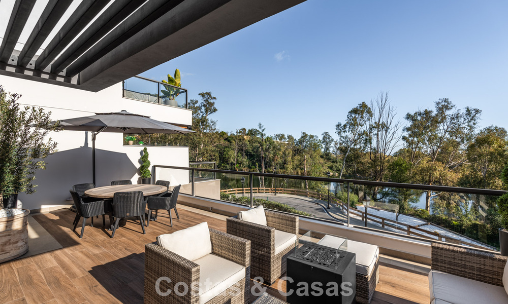 Move-in ready, modern penthouse in a lakeside complex with panoramic views for sale in Nueva Andalucia, Marbella 781584