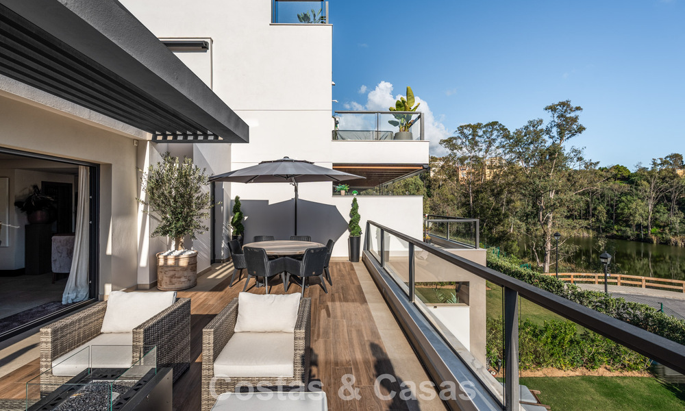 Move-in ready, modern penthouse in a lakeside complex with panoramic views for sale in Nueva Andalucia, Marbella 781585