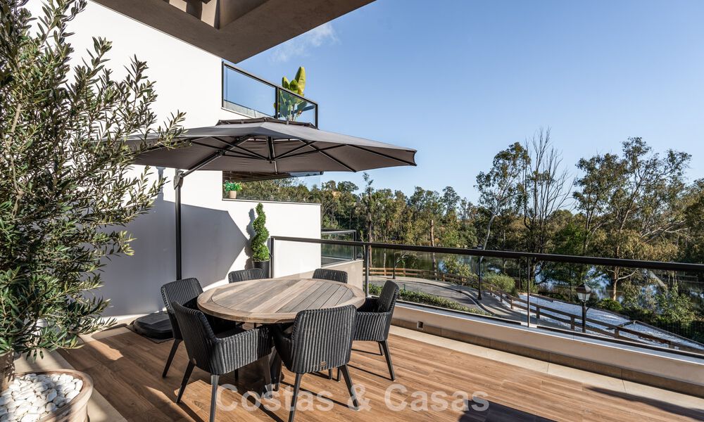 Move-in ready, modern penthouse in a lakeside complex with panoramic views for sale in Nueva Andalucia, Marbella 781586
