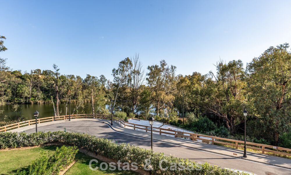 Move-in ready, modern penthouse in a lakeside complex with panoramic views for sale in Nueva Andalucia, Marbella 781587