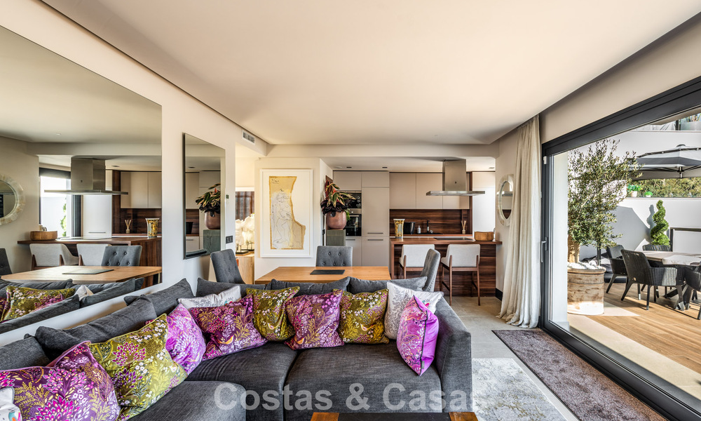 Move-in ready, modern penthouse in a lakeside complex with panoramic views for sale in Nueva Andalucia, Marbella 781590