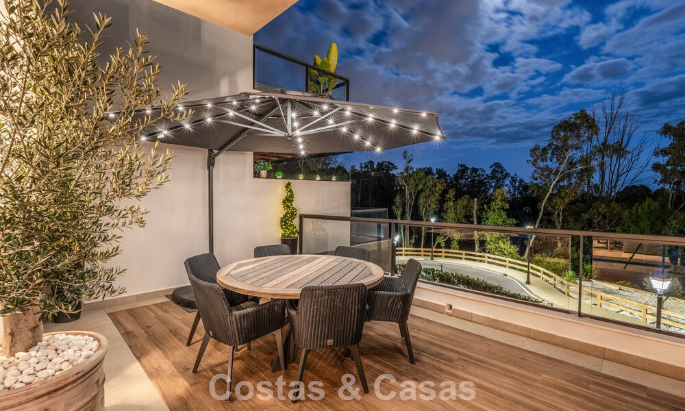 Move-in ready, modern penthouse in a lakeside complex with panoramic views for sale in Nueva Andalucia, Marbella 781593