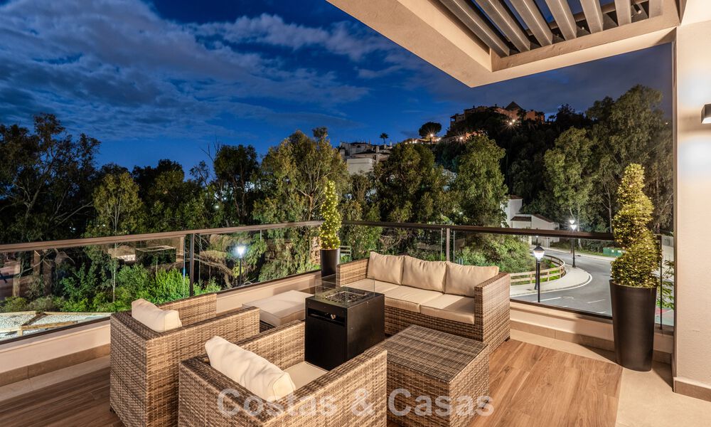 Move-in ready, modern penthouse in a lakeside complex with panoramic views for sale in Nueva Andalucia, Marbella 781594