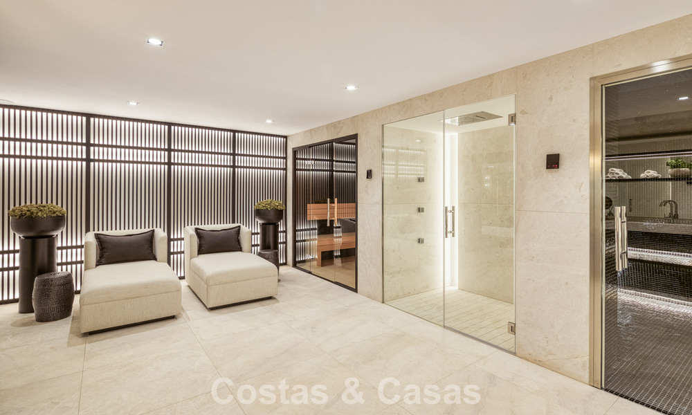Magnificent frontline golf villa for sale in the heart of Nueva Andalucia, Marbella 781802