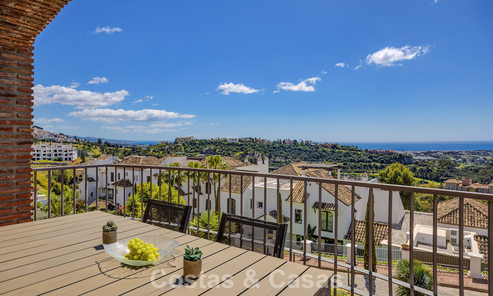 Move-in ready, spacious 3-bedroom apartment for sale with golf and sea views in Benahavis - Marbella 781890