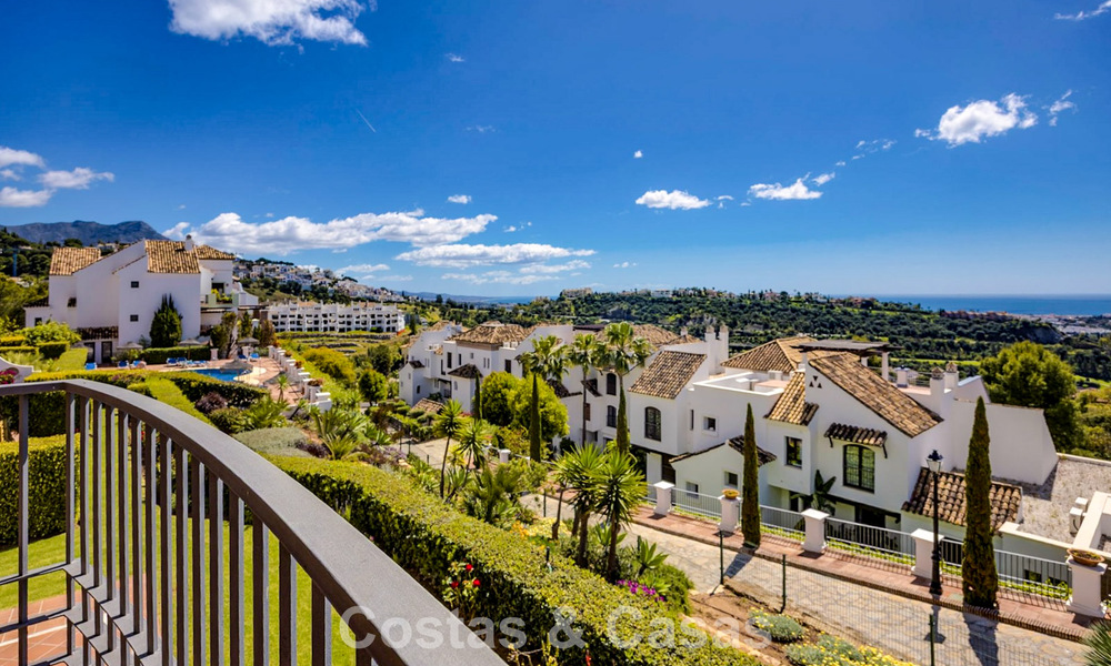 Move-in ready, spacious 3-bedroom apartment for sale with golf and sea views in Benahavis - Marbella 781891
