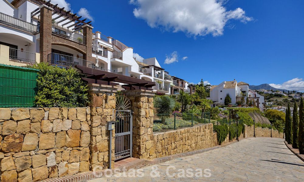 Move-in ready, spacious 3-bedroom apartment for sale with golf and sea views in Benahavis - Marbella 781895