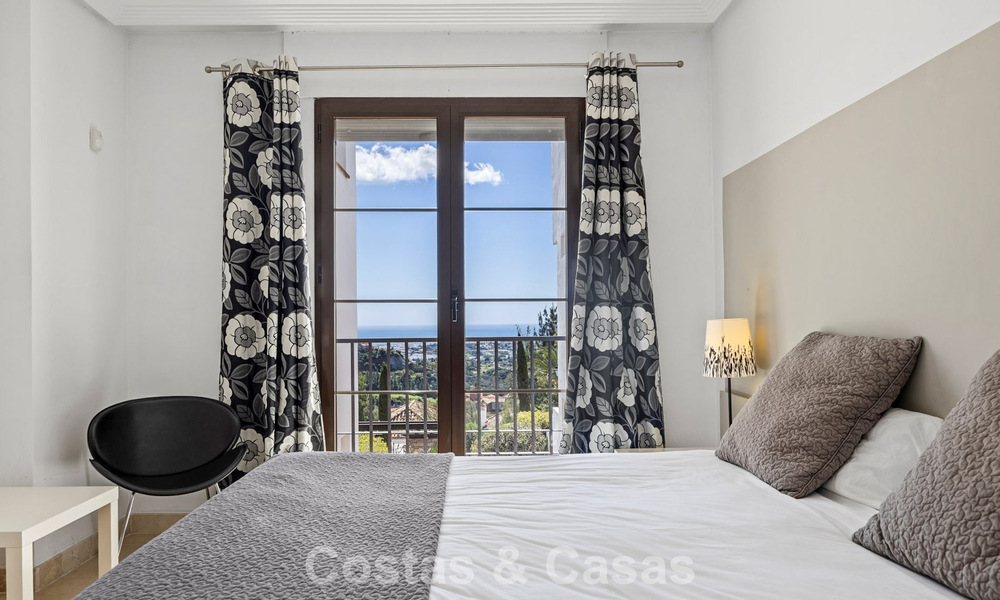 Move-in ready, spacious 3-bedroom apartment for sale with golf and sea views in Benahavis - Marbella 781900