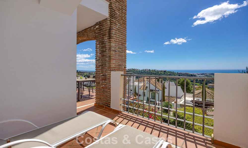 Move-in ready, spacious 3-bedroom apartment for sale with golf and sea views in Benahavis - Marbella 781901