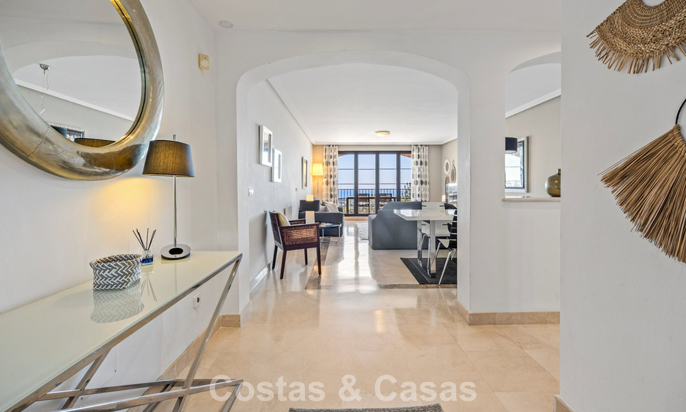 Move-in ready, spacious 3-bedroom apartment for sale with golf and sea views in Benahavis - Marbella 781904