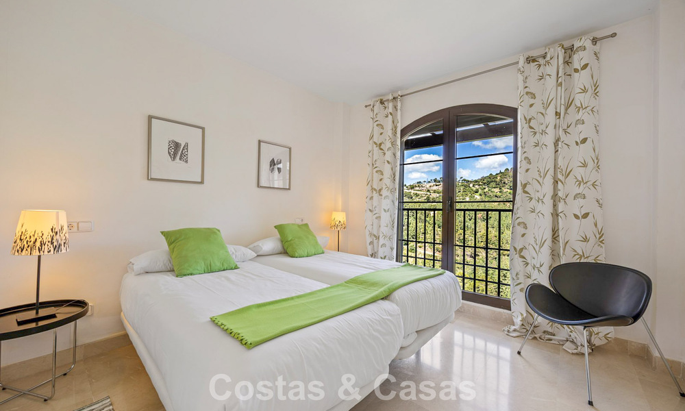 Move-in ready, spacious 3-bedroom apartment for sale with golf and sea views in Benahavis - Marbella 781905