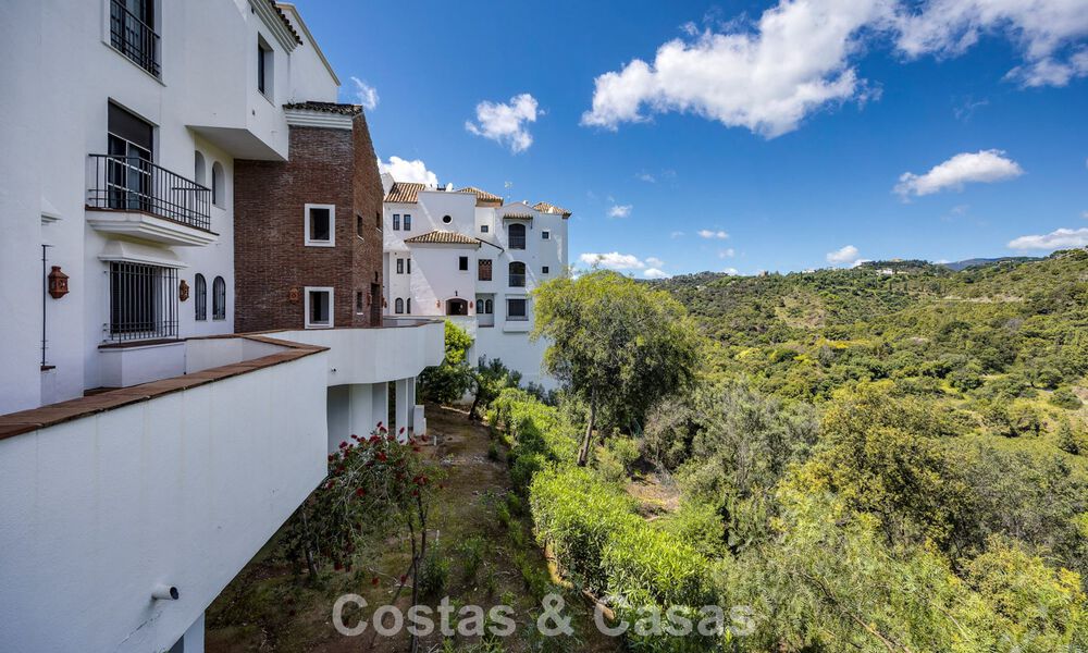 Move-in ready, spacious 3-bedroom apartment for sale with golf and sea views in Benahavis - Marbella 781906