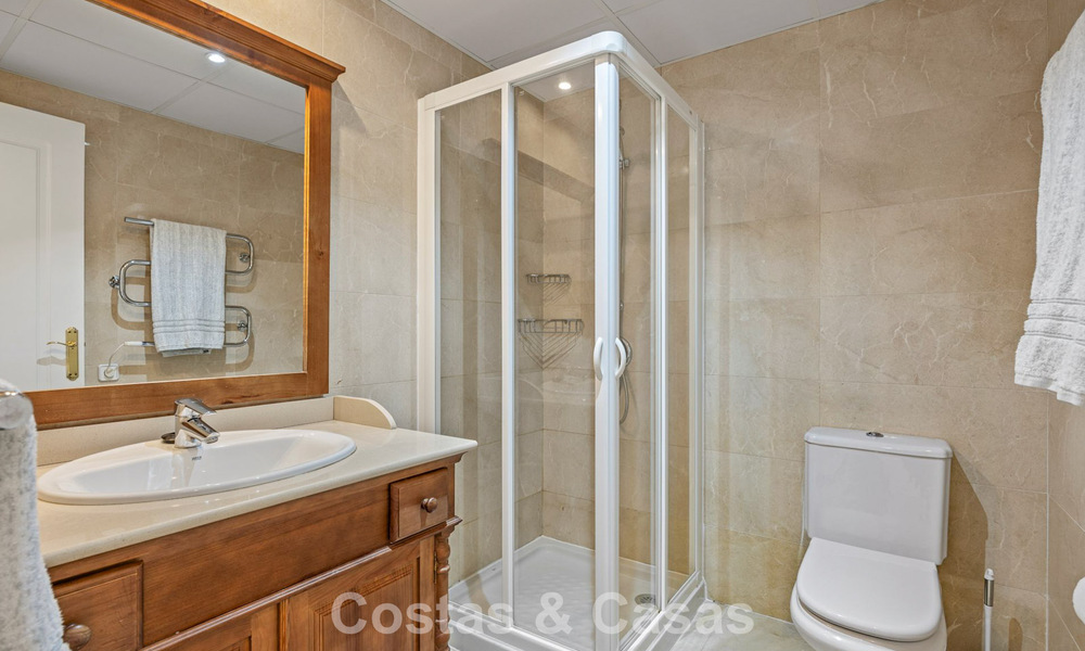 Move-in ready, spacious 3-bedroom apartment for sale with golf and sea views in Benahavis - Marbella 781907