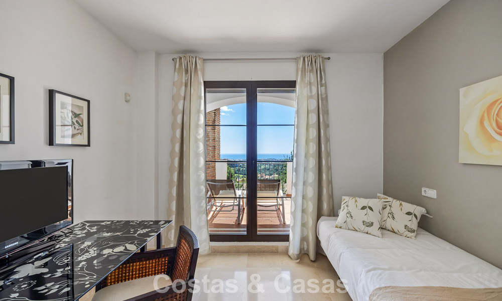 Move-in ready, spacious 3-bedroom apartment for sale with golf and sea views in Benahavis - Marbella 781908