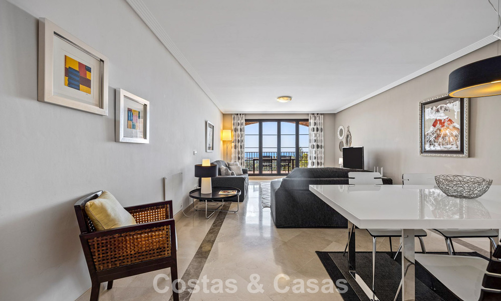 Move-in ready, spacious 3-bedroom apartment for sale with golf and sea views in Benahavis - Marbella 781909