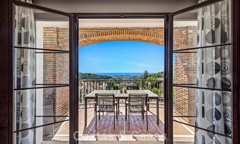 Move-in ready, spacious 3-bedroom apartment for sale with golf and sea views in Benahavis - Marbella 781911